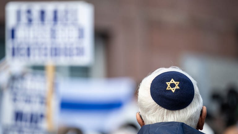 Teilnehmer einer Israel-Demo trägt eine Kippa mit Davidsstern