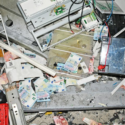 Das Foto der Polizei zeigt einen zerstörten Geldautomaten.