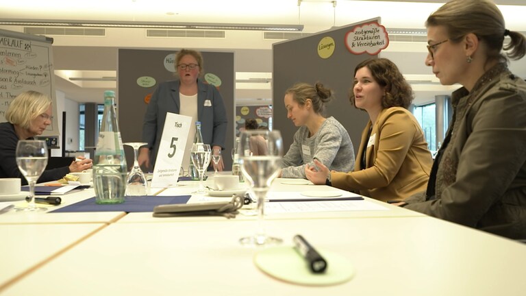 Was muss sich ändern, damit sich mehr Frauen für ein politisches Amt entscheiden? Diese Frage haben Kommunalpolitikerinnen in Koblenz diskutiert.  (Foto: SWR)