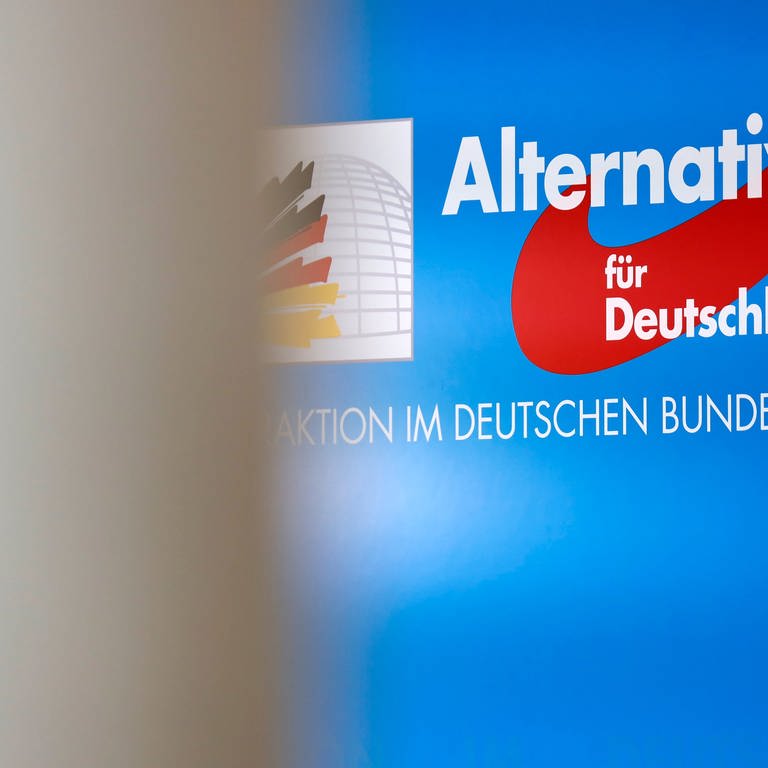 Hinweisschild auf die AfD-Fraktion im Deutschen Bundestag (Foto: picture-alliance / Reportdienste, Geisler-Fotopress | Christoph Hardt)