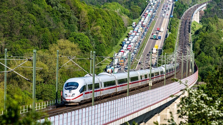 Fronleichnam Wo Am Langen Wochenende Auch In Rlp Staus Drohen Swr