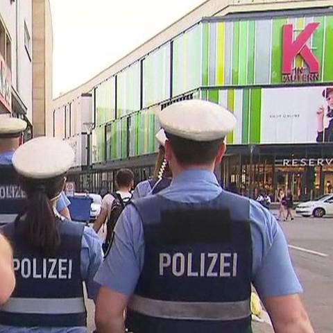 Eine Polizeistreife patroulliert vor der Mall in Kaiserslautern.