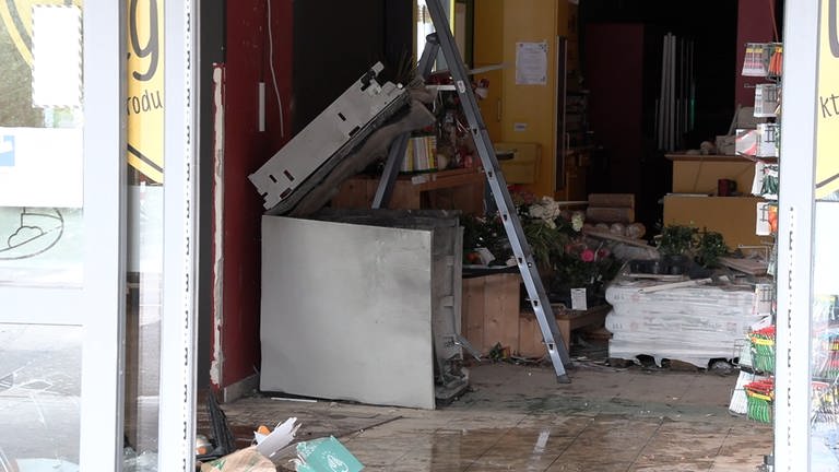 In einem Einkaufsmarkt in Contwig in der Südwestpfalz wurde am 10. März ein Geldautomat gesprengt.  (Foto: Thorsten Kremers )