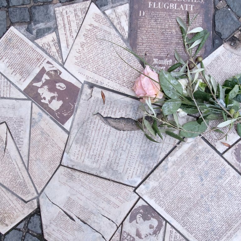 Flugblätter der Widerstandsgruppe "Weiße Rose" sind vor der Ludwig-Maximilians-Universität in München als Denkmal in den Boden eingelassen.  (Foto: dpa Bildfunk, picture alliance/dpa | Sven Hoppe)