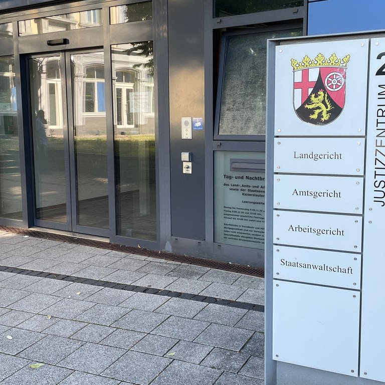 Am Landgericht Kaiserslautern geht der Prozess um die getöteten Polizisten bei Kusel weiter.