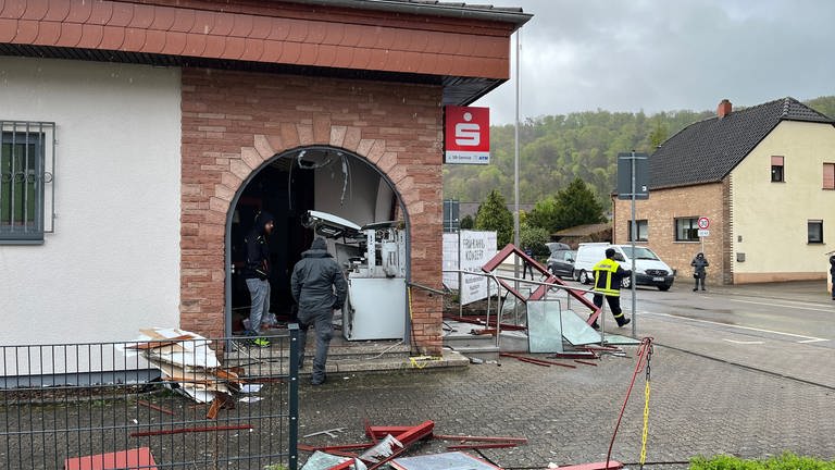 In Hauptstuhl im Kreis Kaiserslautern haben Unbekannte einen Geldautomaten gesprengt.