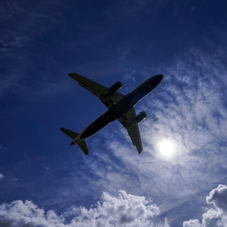 Ein Flugzeug fliegt am Himmel an Wolken vorbei. (Foto: dpa Bildfunk, picture alliance/dpa/PA Wire | Steve Parsons)