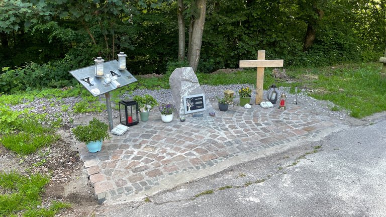 Ehemalige Polizisten haben hier, in der Nähe des Tatortes bei Ulmet im Kreis Kusel, eine Gedänkstätte für ihre getöteten, ehemaligen Kollegen errichtet.