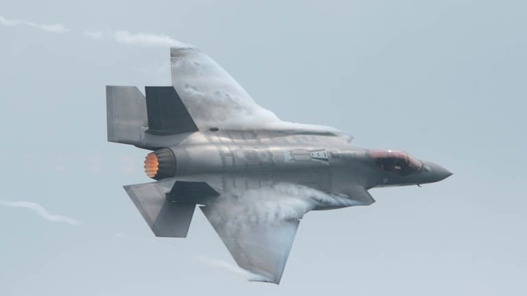 Ein Kampfjet F-35 trainiert bei der NATO-Übung "Air Defender 2023"