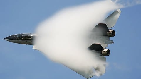 Ein Kampfjet fliegt mit Überschallgeschwindigkeit und durchbricht gerade die Schallmauer. (Foto: picture-alliance / Reportdienste, picture alliance / Zoonar | Andrey Nyrkov)