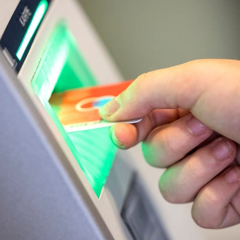 Die Geldautomaten der Sparkasse Südwestpfalz haben ab kommender Woche wieder länger geöffnet. Sie sind jetzt vor Geldautomatensprenungen besser geschützt. 