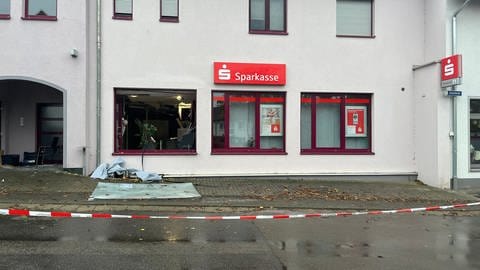 In dieser Sparkasse in Vinningen in der Südwestpfalz wurde der Geldautomat gesprengt. Eine Fensterscheibe ist zerstört. Die Polizei sagte, der Sachschaden sei sehr hoch.