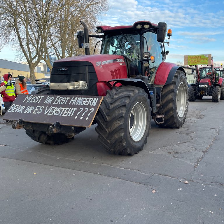 Rund 300 Traktoren sind auf einer Demonstrationsfahrt durch Kaiserslautern. 