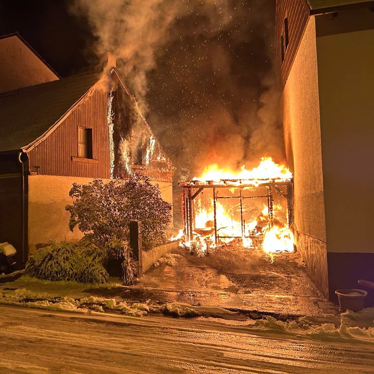 Ein brennender Schuppen in Heinzenhausen im Kreis Kusel. 