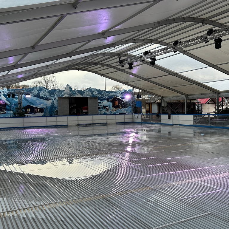 Der Aufbau für die Eisbahn auf dem Messeplatz in Kaiserslautern läuft bereits.  (Foto: SWR)