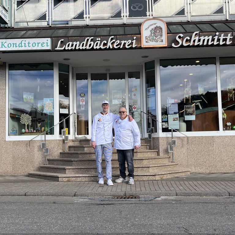 Die Landbäckerei Schmitt in Queidersbach im Kreis Kaiserslautern gibt es seit 1868. Jan Hemmer (l.) wird im Sommer 2024 den Traditionsbetrieb von seinem Opa Hans Schmitt (r.) übernehmen.