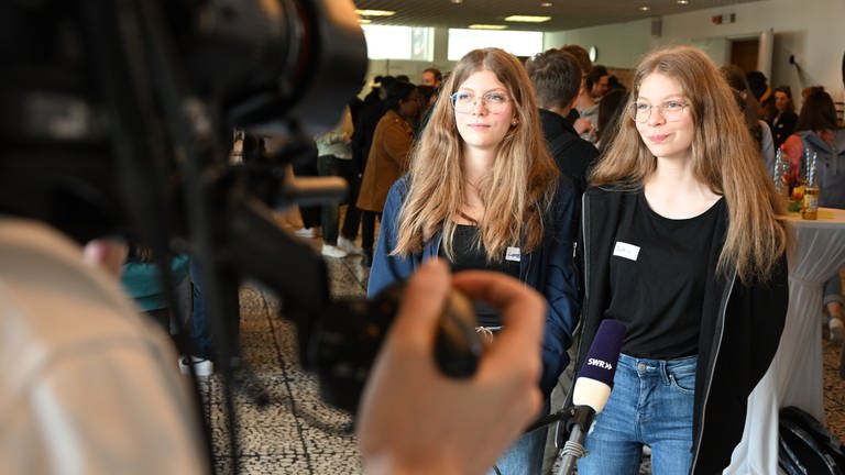 120 Schüler haben im SWR-Studio Kaiserslautern etwas über Nachrichten und Fake News gelernt.