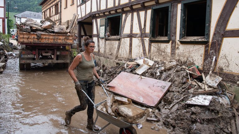 Erste Tage nach der Flut: Aufräumarbeiten in Dernau nach der Hochwasser-Katastrophe