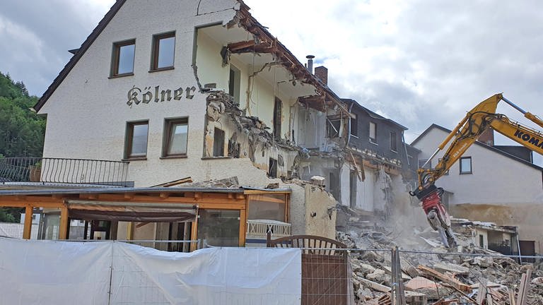 Ein Dorf baut auf - Abriss Hotel Kölner Hof in Dernau (Foto: SWR)