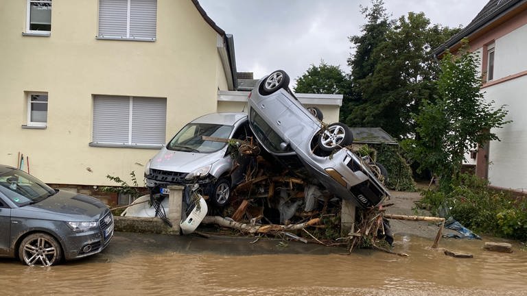 Autos wie Spielzeug: Die Wassermassen haben große Teile der Bad Neuenahrer Innenstadt verwüstet.  (Foto: SWR)