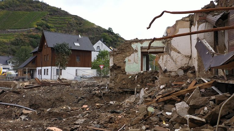 Das Hotel "Kölner Hof" in Dernau musste nach dem Hochwasser abgerissen werden, auf dem Grundstück liegen nur noch die Trümmer. (Foto: SWR)