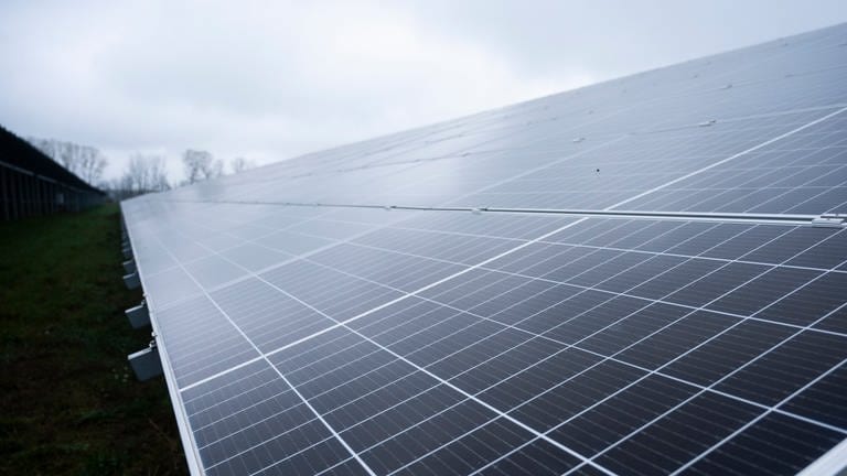 Büchel in der Eifel eröffnet einen großen Solarpark mit Photovoltaikanlagen (Symbolbild)
