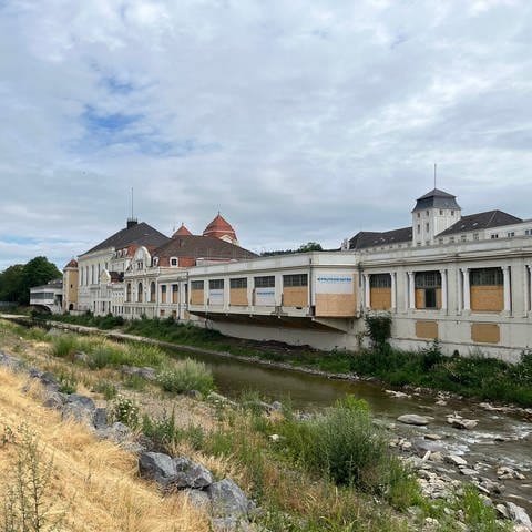 Ein Flussufer mit einem Gebäude. Der Kurpark in Bad Neuenahr-Ahrweiler wurde durch die Wassermassen stark beschädigt. Unter anderem wurde eine Brücke weggerissen.  (Foto: SWR)