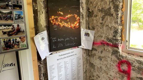 Flut-Gedenken im Ahrtal: Auch in der Vinothek in Bad Neuenahr-Ahrweiler wird mit Fotos und Texten wird an die Opfer der Flutkatastrophe erinnert. (Foto: SWR)