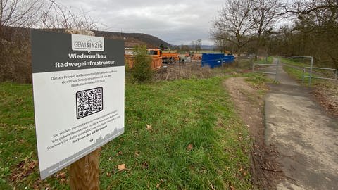 Schilder mit QR-Codes informieren am Radweg in Sinzig über die Fortschritte beim Wiederaufbau. (Foto: SWR)