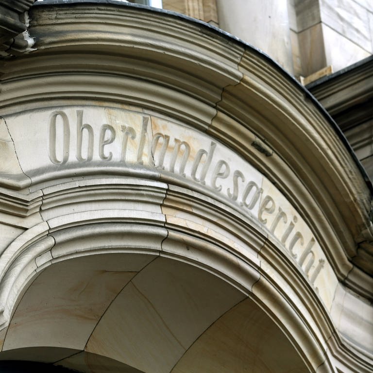 Das Wort "Oberlandesgericht" ist im Eingangsbereich des Oberlandesgerichts in Düsseldorf (Nordrhein-Westfalen) in Stein gemeißelt. 