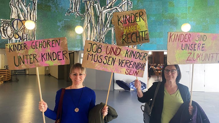 Christiane Huber und Liselotte Seibert von der "Elterninitiative Betreuungsnotstand Ludwigshafen" demonstrieren vor dem Jugendhilfeausschuss (Foto: SWR)