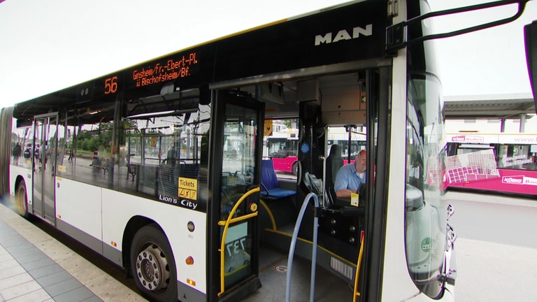 Ein Bus wartet mit geöffneter Tüa an einem Busbahnhof auf Fahrgäste. (Foto: SWR)