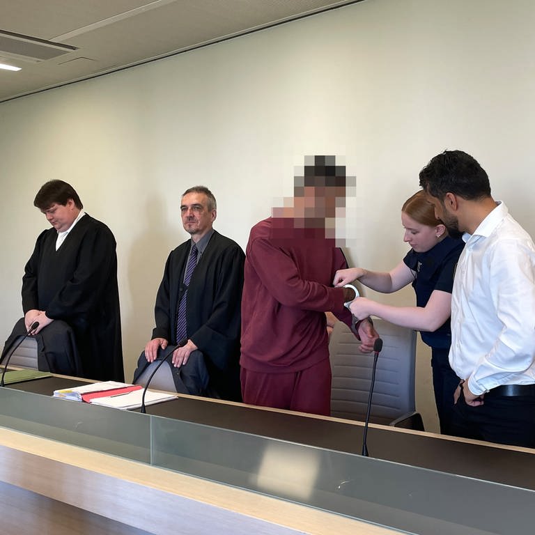 Einem Angeklagten werden vor Gericht die Handschellen abgenommen. Der 33-Jährige wurde vom Landgericht Bad Kreuznach wegen versuchten Mordes am Liebhaber seiner Frau zu einer Haftstrafe verurteilt. (Foto: SWR, Vanessa Siemers)