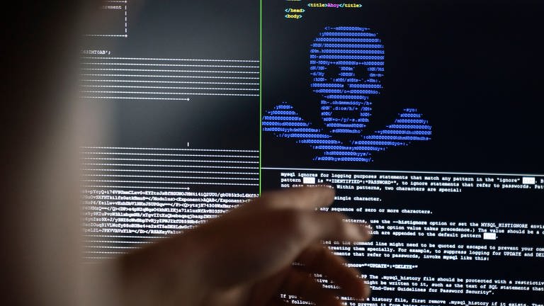 Auf dem Cyperkongress in Ingelheim informieren sich Unternehmen, wie sie sich gegen Hacker-Angriffe wehren können.  (Foto: dpa Bildfunk, picture alliance/dpa | Frank Rumpenhorst)
