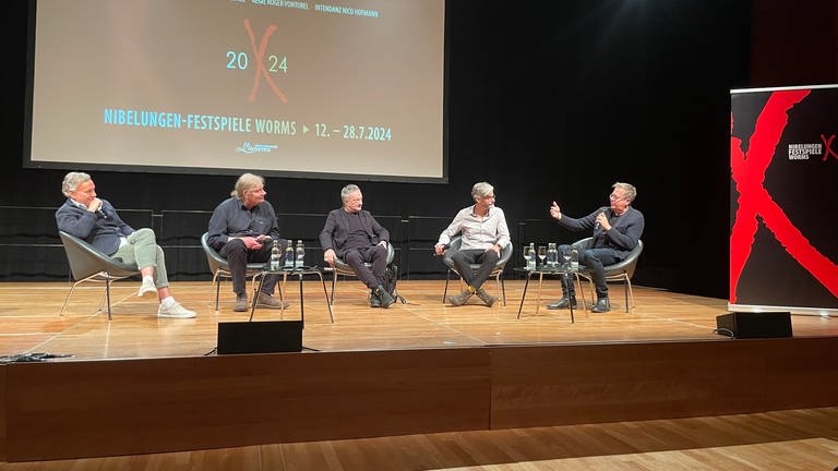 Die Nibelungen 2024: Bei der Vorstellung waren Intendant Nico Hofmann, die Autoren Günter Senkel und Feridun Zaimoglu sowie Regisseur Roger Vontobel (v.l.) dabei. (Foto: SWR)