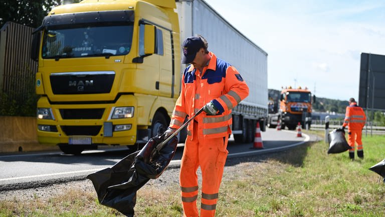 Weil mancher seinen Müll nicht zuhause entsorgt, müssen die Mitarbeiter der Autobahnmeistereien zum Frühjahrsputz an den Autobahnen ausrücken. 