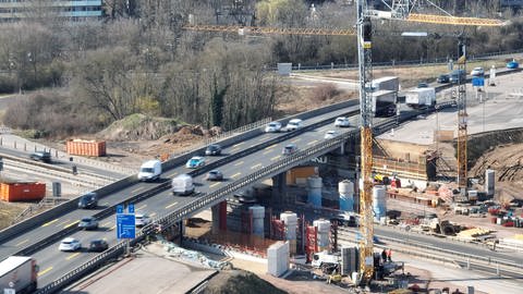 Die Baustelle am Autobahnkreuz Mainz-Süd aus der Vogelperspektive: Sperrungen über das Wochenende, weil Stahlträger eingehoben werden