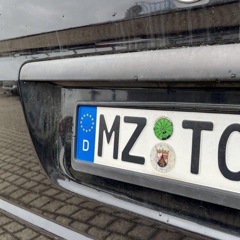 In Mainz hat ein Mann die Nummernschilder eines anderen Autos dupliziert und an sein eigenes Auto angebracht (Foto: SWR)