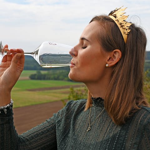 Die ehemalige rheinhessische Weinkönigin Eva Müller trinkt einen Silvaner-Wein.