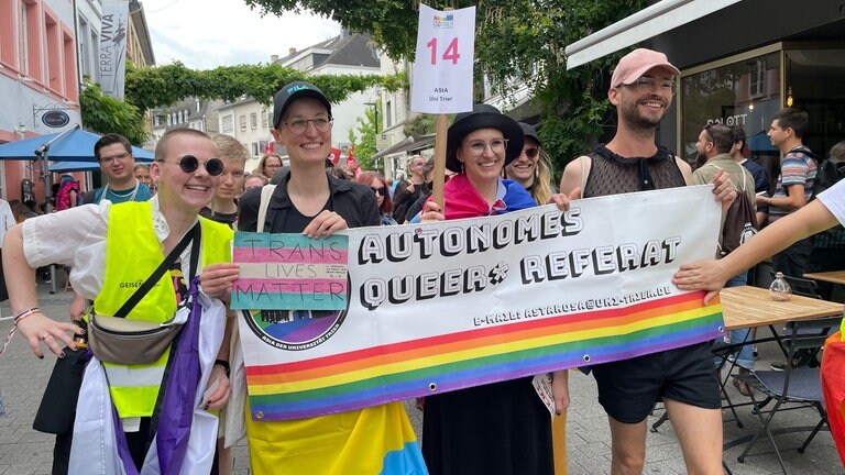 Tausende beim CSD in Trier für Akzeptanz der queeren Community SWR