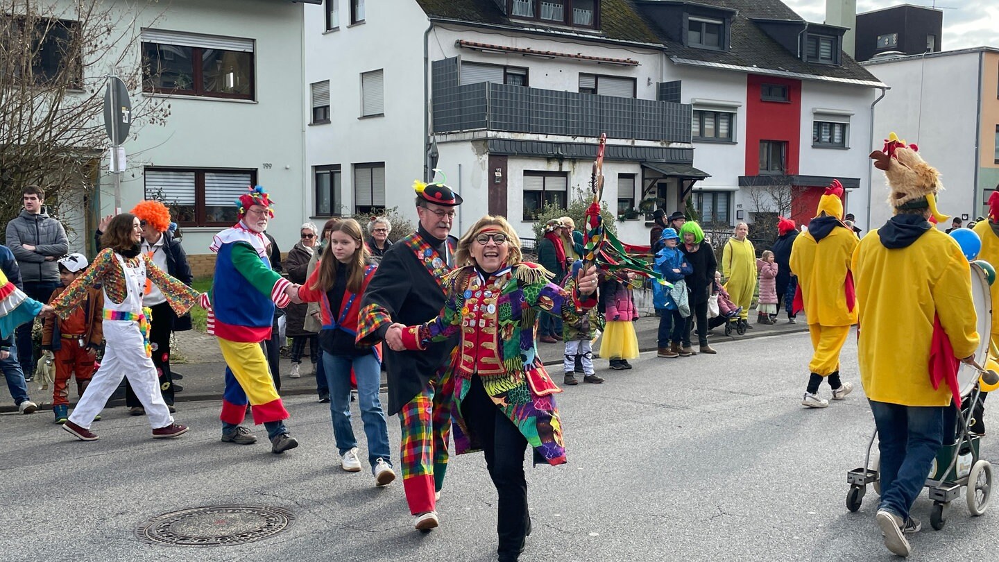 Sch Rensprung Narren Tanzen Und Springen Durch Biewer Swr Aktuell