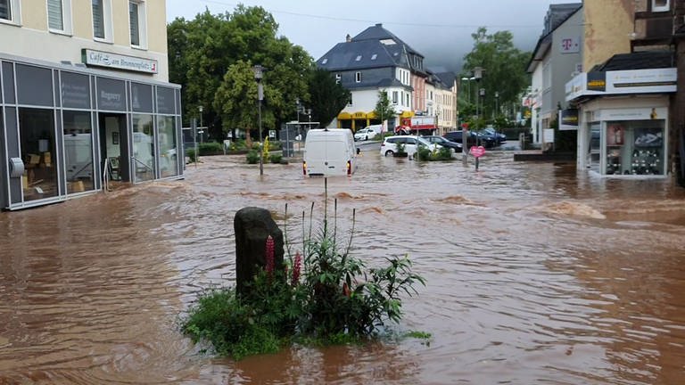 Die Kyll ist in Gerolstein am 15. Juli enorm über die Ufer getreten und hat Zufahrtsstraßen überschwemmt.