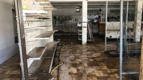 Irrel: Der Laden von Philipp Leisen war nach der Flut nicht wiederzuerkennen. Die Waren des 39-Jährigen waren entweder weggeschwommen oder blieben völlig kaputt zurück. (Foto: SWR, Jana Hausmann)