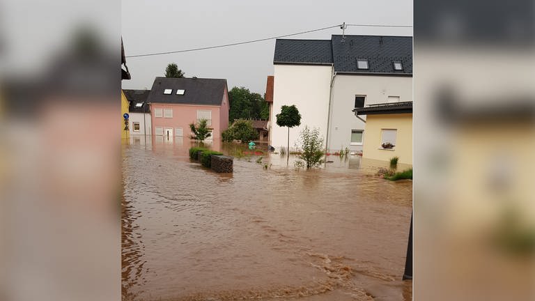 Die Ewerhartstraße in Irrel im Juli 2021 - das Wasser der Prüm hat die Straße geflutet (Foto: privat / Gerlinde Schlich)