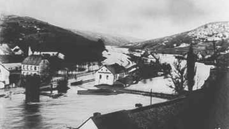 Auch der Ort Mürlenbach wurde im Januar 1918 von der Kyll überflutet. Im Heimatjahrbuch Vulkaneifel schreibt Ernst Becker, das Wasser sei "springflutartig" über das Dorf gesprudelt und meterhoch gestiegen. 