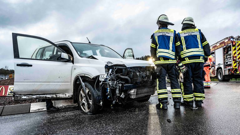 Auto des verstorbenen Fahrers in Fischbach nach dem Unfall (Foto: SWR/Foto Hosser)