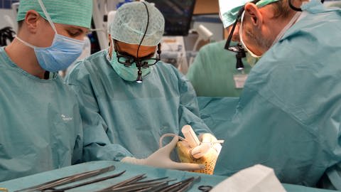 Spezialisten im Herzzentrum des Krankenhauses der Barmherzigen Brüder Trier haben einem Patienten ein neuartiges Kunstherz implantiert. (Foto: BBT Gruppe, Region Trier)