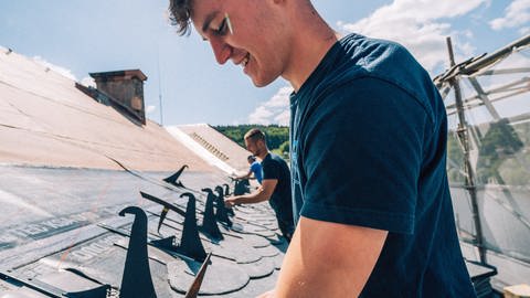 Vier Tage auf dem Dach arbeiten und dann ein langes Wochenende: So läuft es bei einem Dachdeckerbetrieb aus Erden.  (Foto: Berg Dach und Schiefer)