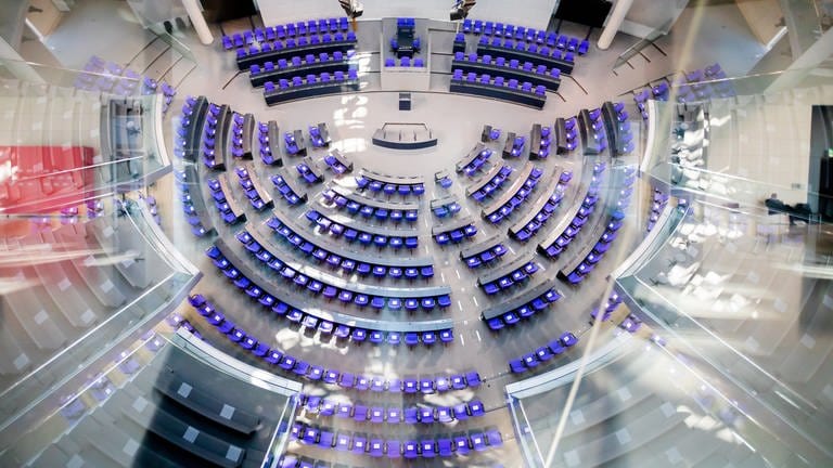 Blick in den leeren Plenarsaal des Deutschen Bundestags vor der Bundestagswahl 2021 (Foto: dpa Bildfunk, picture alliance/dpa | Christoph Soeder)