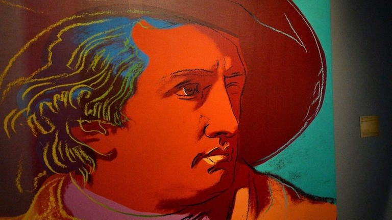 Andy Warhols Drucke der Serie "Goethe" betrachtet ein Besucher